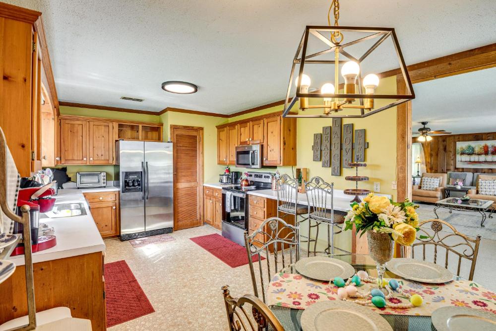 6 Mi to Scottsboro Pet-Friendly Cabin Apt